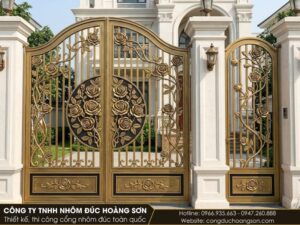 Cổng phụ 1 cánh dây hồng leo đặt cạnh cổng chính 2 cánh