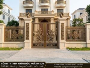 Mặt tiền dinh thự có cổng, trụ, hàng rào và lan can cùng mô-típ hoa hồng