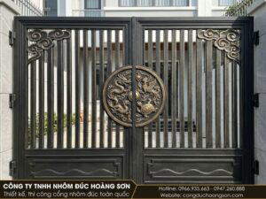 Mẫu 15: Cổng tứ linh đen nhũ đồng mặt thoáng