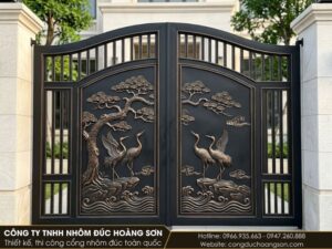 Mẫu cổng tùng hạc đen nhũ đồng