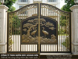 Mẫu cổng tùng hạc nửa kín nhìn thấy một phần sân