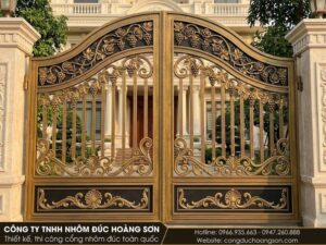 Cổng vòm có diềm hoa hồng và chùm nho, sơn vàng đồng giả cổ tại dinh thự