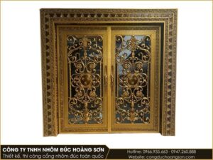 Mẫu cửa 2 cánh có song hoa văn đúc che phía ngoài ô kính: hợp với nhà cần an ninh cao