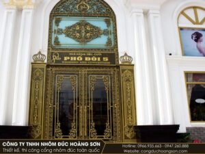 Mẫu cửa 2 cánh đều, ô kính chữ nhật, hoa văn hình học: hợp với nhà phố hiện đại