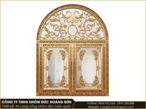 Mẫu cửa 2 cánh kèm 2 vách kính cố định hai bên: hợp với sảnh rộng nhưng chỉ cần lối đi vừa