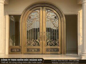 Mẫu cửa 2 cánh, mỗi cánh một đỉnh vòm riêng: hợp với sảnh tân cổ điển