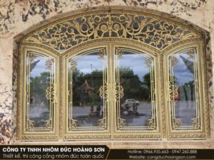 Mẫu cửa 4 cánh có ô kính đố phía trên và phào nhôm đúc ốp viền: hợp với dinh thự, sảnh khách sạn