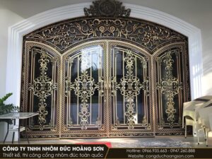 Mẫu cửa 4 cánh có phù điêu giữa cánh, ô kính hai bên: hợp với biệt thự cổ điển châu Âu