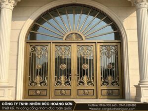 Mẫu cửa 4 cánh dưới vòm cung lớn, ô kính rẻ quạt phía trên: hợp với nhà thờ, biệt thự có sảnh hai tầng