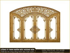 Mẫu cửa 4 cánh hoa lá Tây, ô kính nửa trên, nửa dưới đúc đặc: hợp với biệt thự tân cổ điển