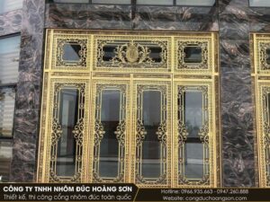 Mẫu cửa 4 cánh nan hoa lá mảnh, ô kính chữ nhật gần hết cánh: hợp với sảnh nhà phố rộng cần nhiều ánh sáng