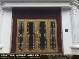 Mẫu cửa nan đứng mảnh kèm kính mờ, sơn đen nhám: hợp với nhà phố cần riêng tư