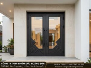 Mẫu cửa ô kính lớn trên khung mảnh, hoa văn hình học phủ một phần cánh: hợp với biệt thự hiện đại có sảnh rộng