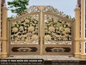 Mẫu cổng nhôm đúc hoa sen 2 cánh đúc kín dạng đầm sen