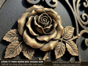 Ảnh cận một bông hồng đúc nổi, thấy rõ các lớp cánh và gân lá